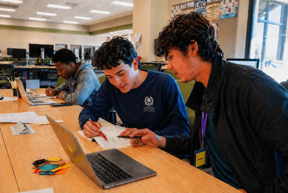 2 Students on Laptop<br />
